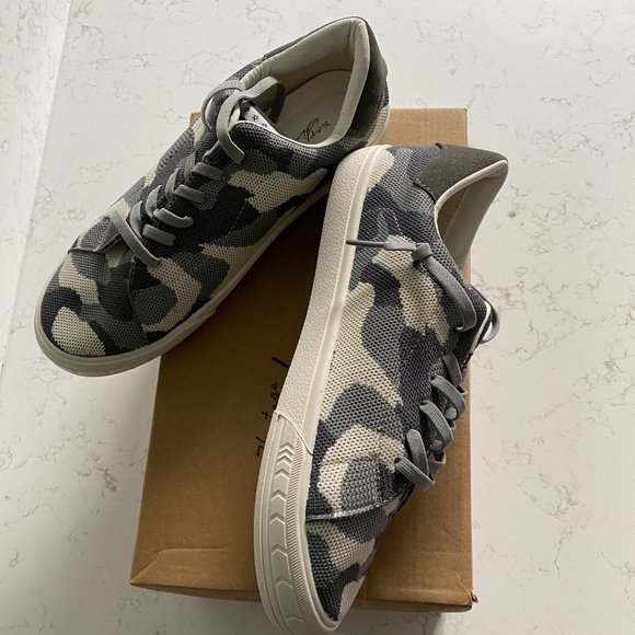 NWT Vintage Havana Fly Pattern Unique Sneakers - Picture 3 of 13